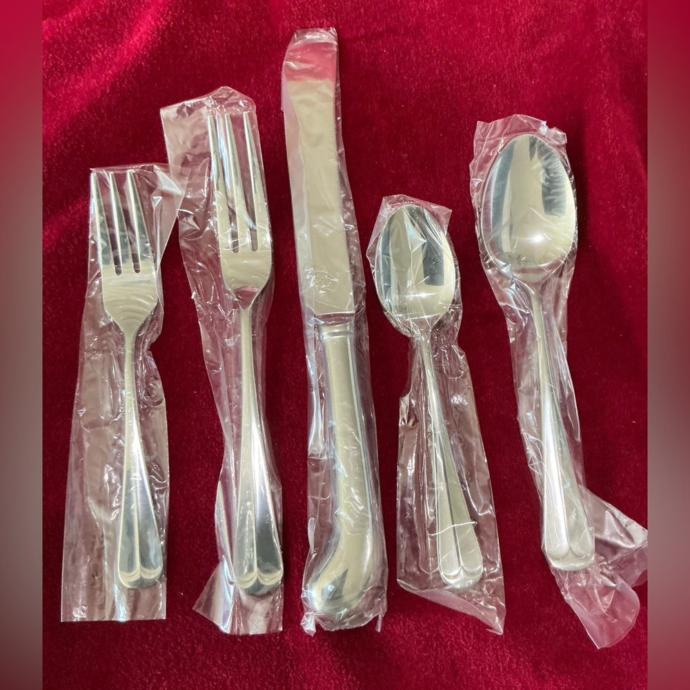 Bloomingdales MAIN COURSE 20-Pc Stainless Steel Cutlery Set NIB Stamford Pattern